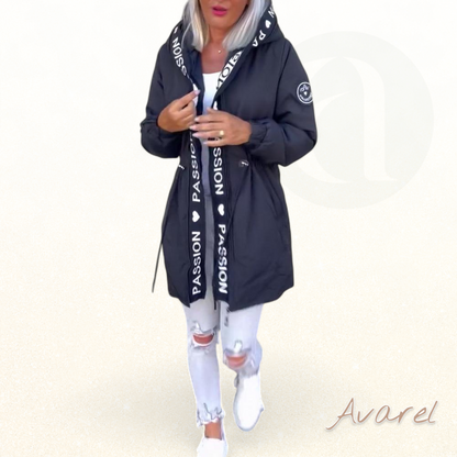 Schöner Kapuzenmantel mit Kordelzug im modischen Buchstabenmuster