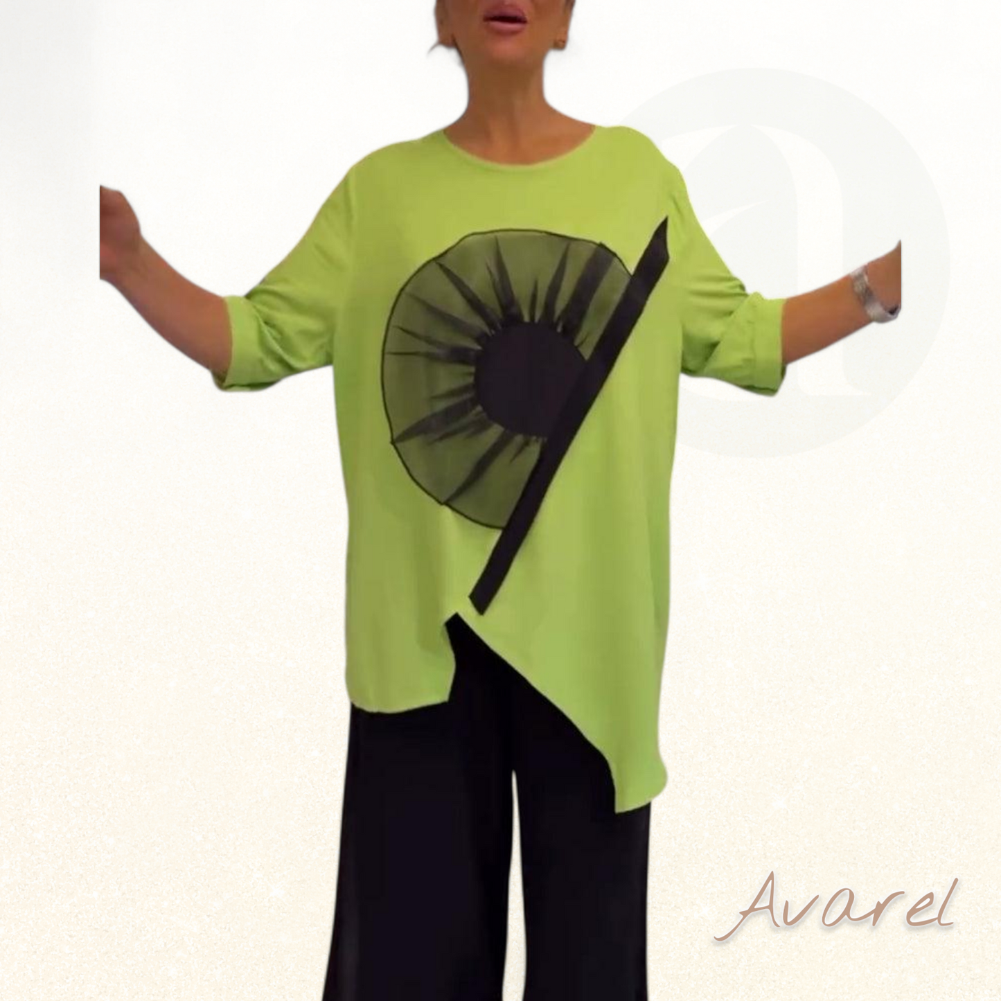 lässigs Churzarm-T-Shirt mit Bluememuster für en stilvolle Look