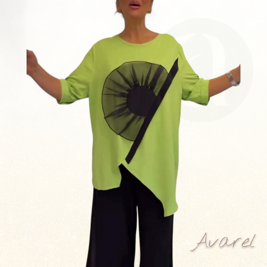 lässigs Churzarm-T-Shirt mit Bluememuster für en stilvolle Look