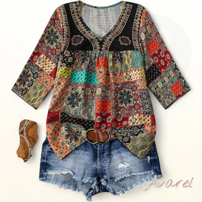 Stylisches plisierte T-Shirt mit Retro-Muster für e moderne Look