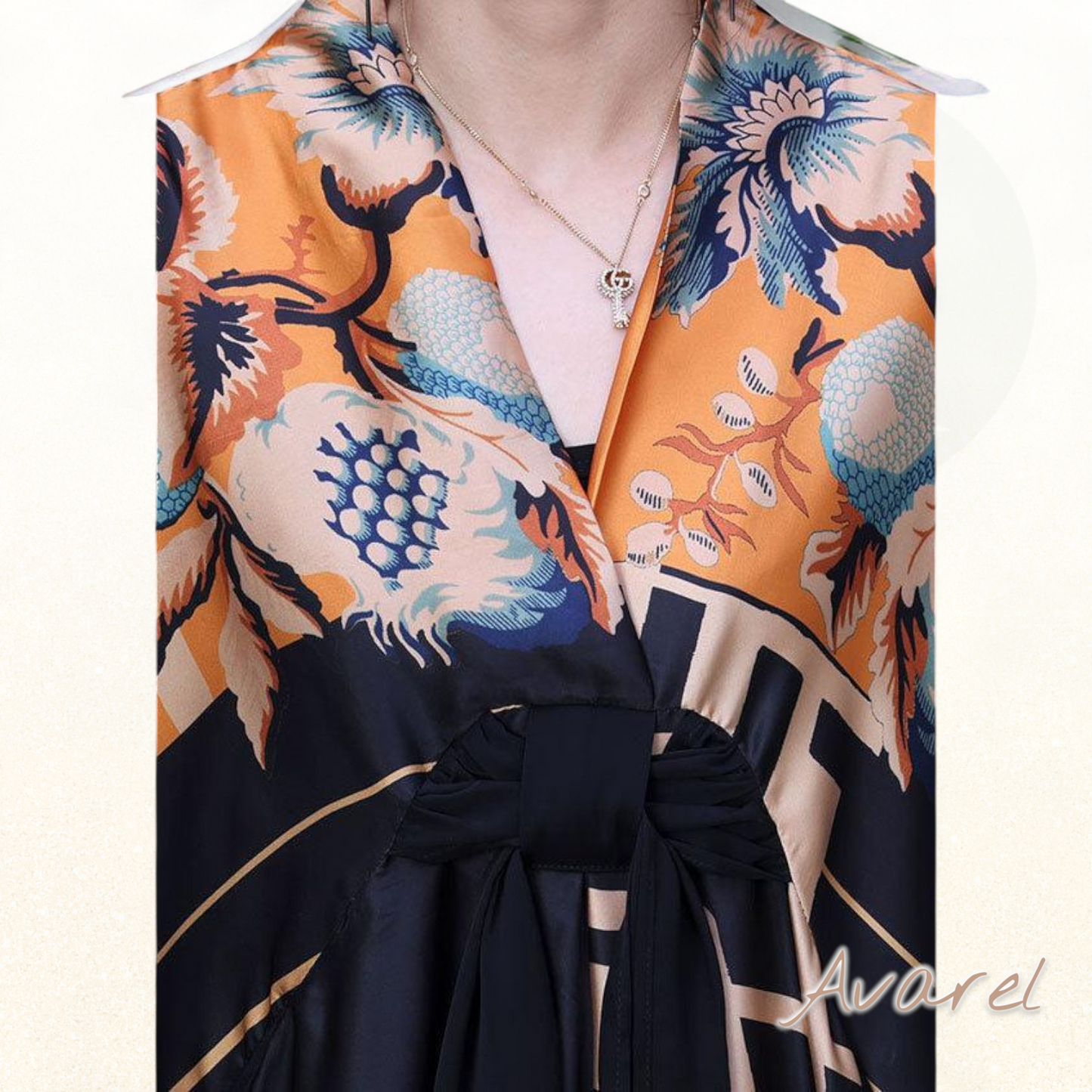 Bunte Seidenkleidung aus Italien mit V-Ausschnitt, asymmetrischem Design und Kurzärmeln