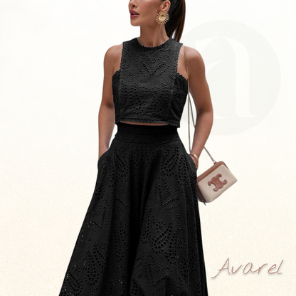 Elegante Cropped-Bluse mit Spitze und Monogramm-Perlen – Luxuriöser Pariser Stil