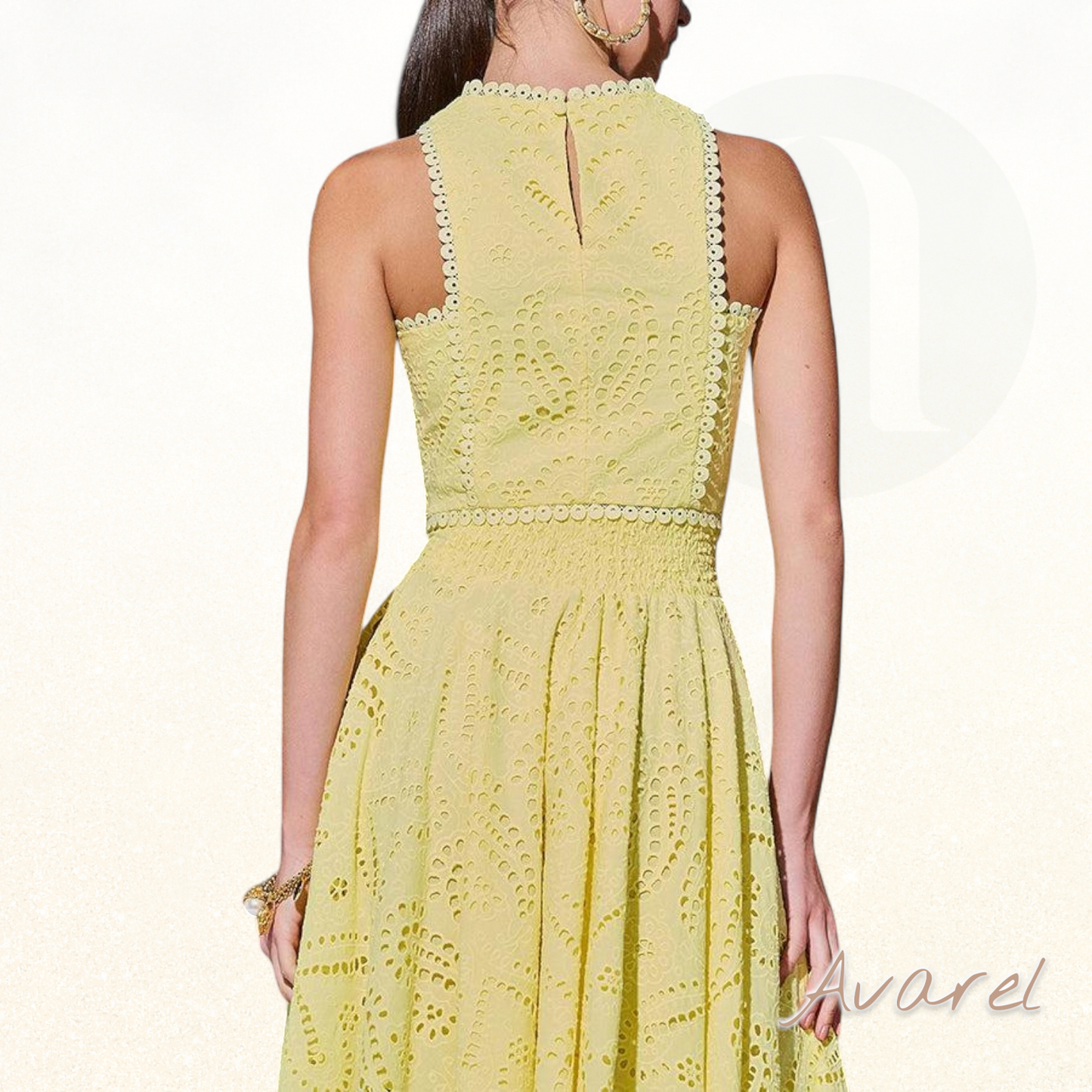 Elegante Cropped-Bluse mit Spitze und Monogramm-Perlen – Luxuriöser Pariser Stil