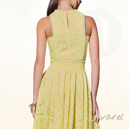 Elegante Cropped-Bluse mit Spitze und Monogramm-Perlen – Luxuriöser Pariser Stil