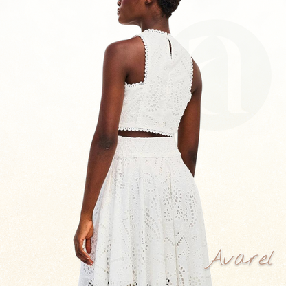 Elegante Cropped-Bluse mit Spitze und Monogramm-Perlen – Luxuriöser Pariser Stil