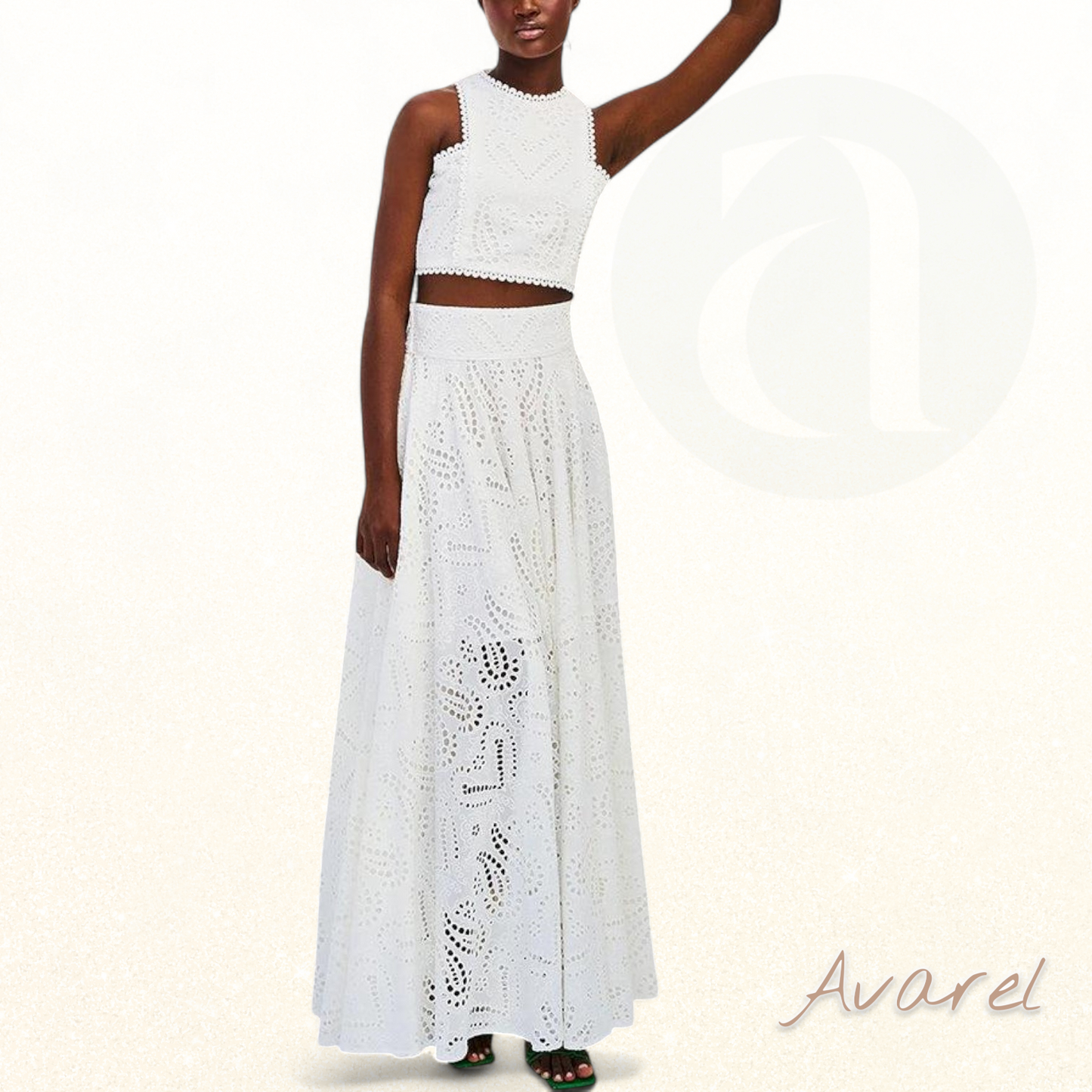 Elegante Cropped-Bluse mit Spitze und Monogramm-Perlen – Luxuriöser Pariser Stil