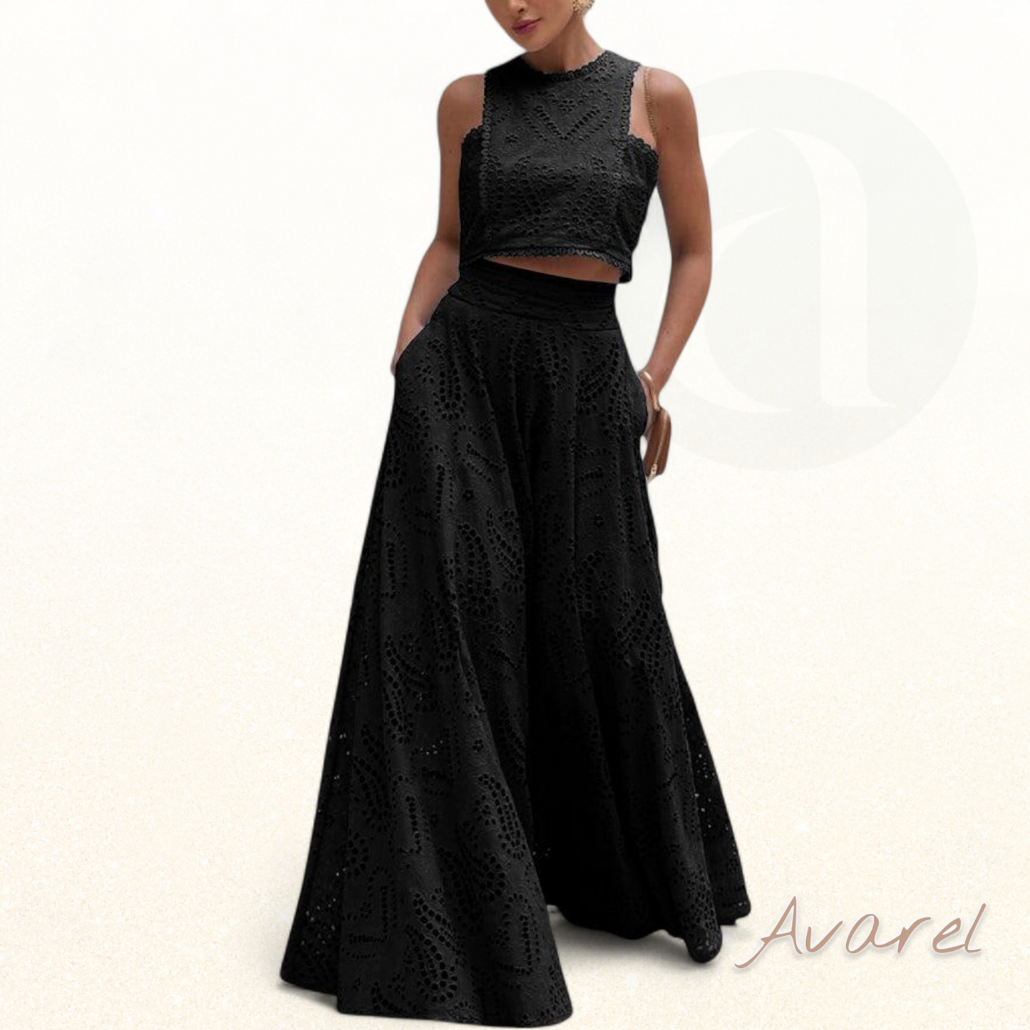 Elegante Cropped-Bluse mit Spitze und Monogramm-Perlen – Luxuriöser Pariser Stil