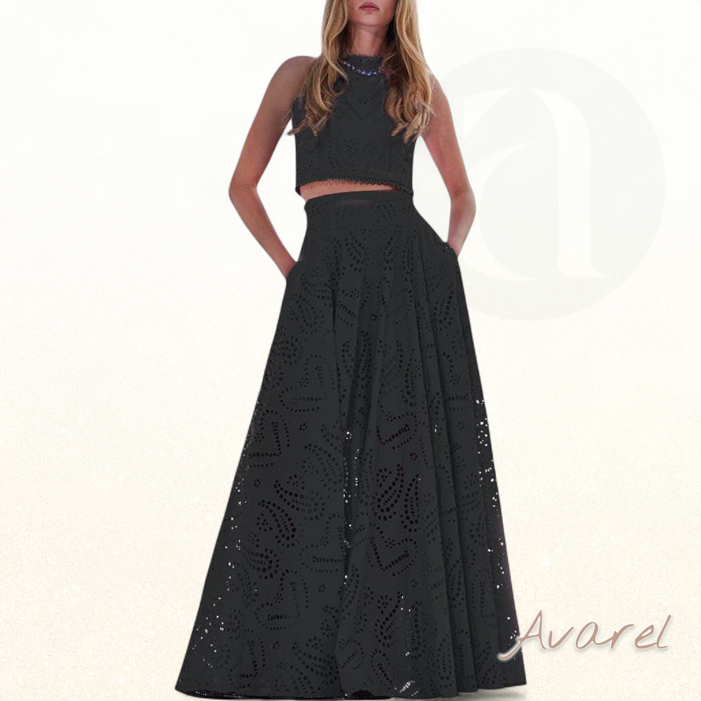 Elegante Cropped-Bluse mit Spitze und Monogramm-Perlen – Luxuriöser Pariser Stil