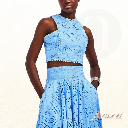 Elegante Cropped-Bluse mit Spitze und Monogramm-Perlen – Luxuriöser Pariser Stil