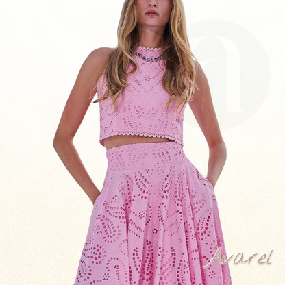 Elegante Cropped-Bluse mit Spitze und Monogramm-Perlen – Luxuriöser Pariser Stil