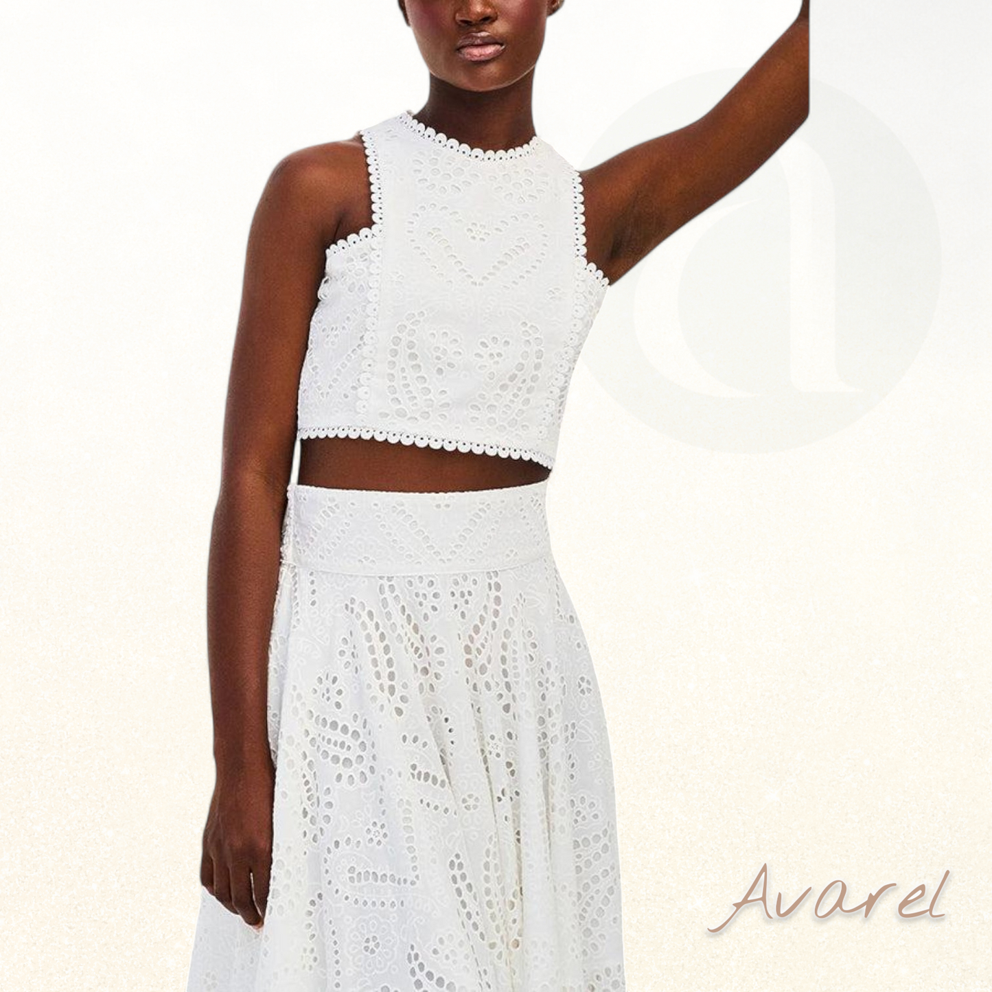 Elegante Cropped-Bluse mit Spitze und Monogramm-Perlen – Luxuriöser Pariser Stil