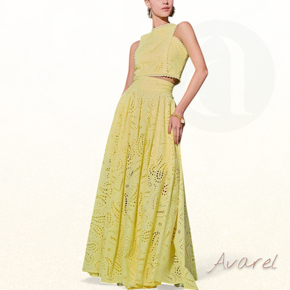 Elegante Cropped-Bluse mit Spitze und Monogramm-Perlen – Luxuriöser Pariser Stil