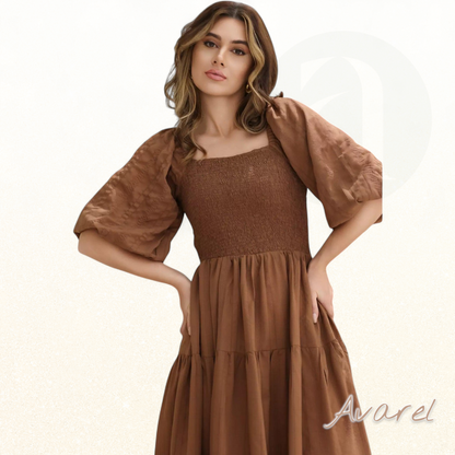 Elegantes braunes Kleid Forever Love mit dekorativen Nähten für ein beeindruckendes Design