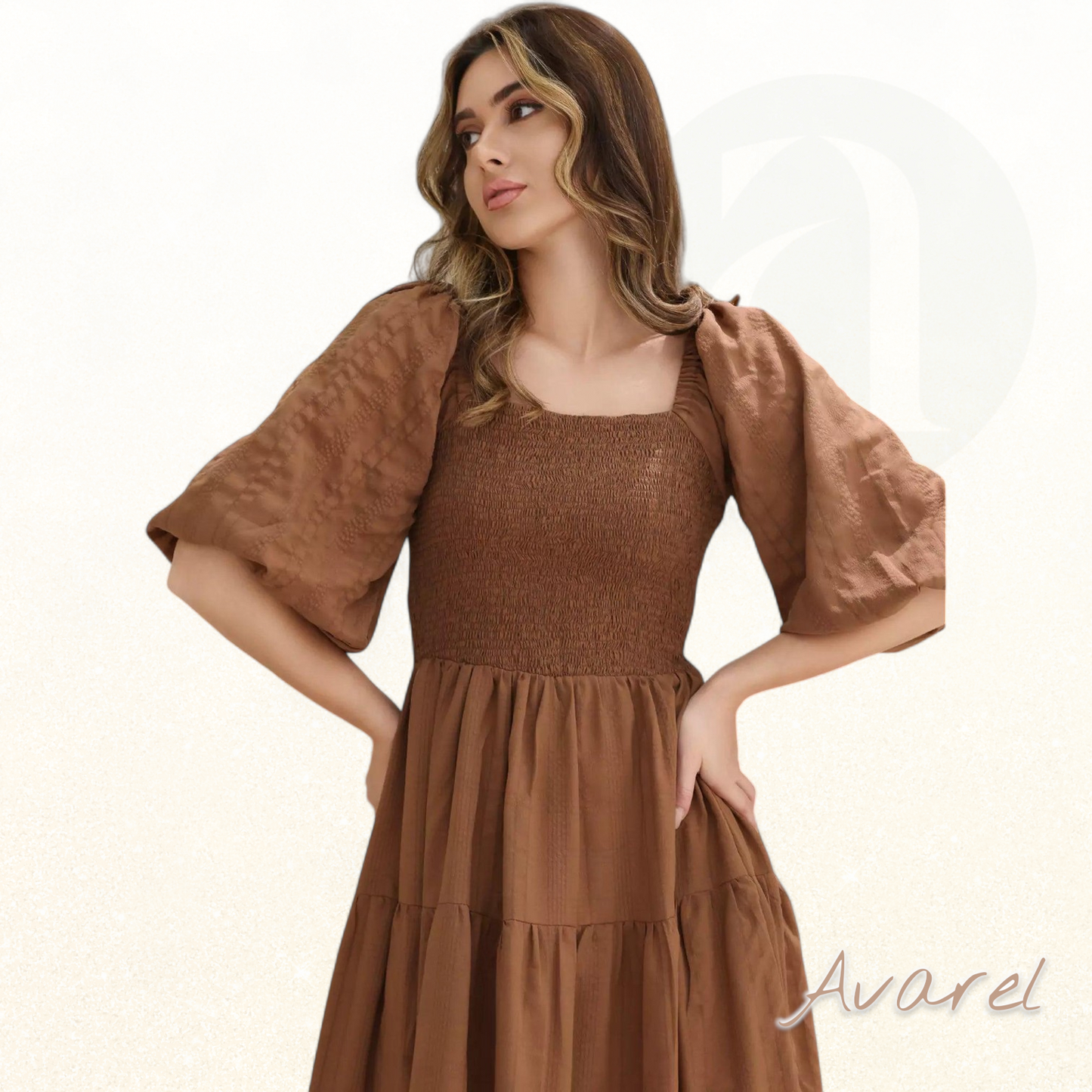 Elegantes braunes Kleid Forever Love mit dekorativen Nähten für ein beeindruckendes Design