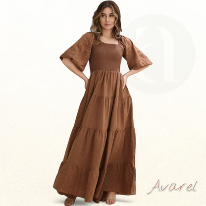 Elegantes braunes Kleid Forever Love mit dekorativen Nähten für ein beeindruckendes Design