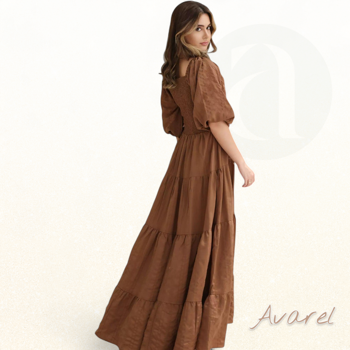 Elegantes braunes Kleid Forever Love mit dekorativen Nähten für ein beeindruckendes Design