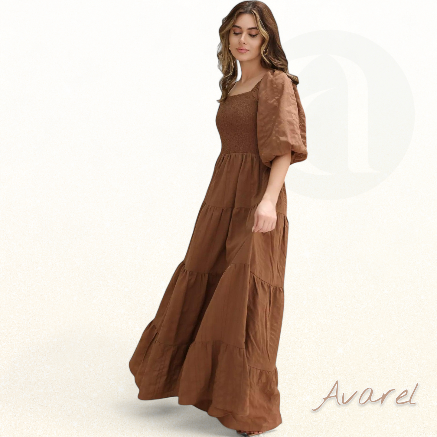 Elegantes braunes Kleid Forever Love mit dekorativen Nähten für ein beeindruckendes Design