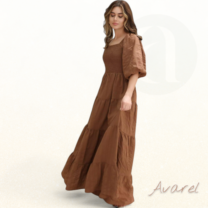 Elegantes braunes Kleid Forever Love mit dekorativen Nähten für ein beeindruckendes Design