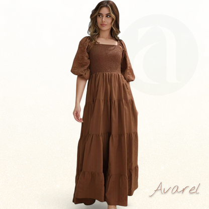 Elegantes braunes Kleid Forever Love mit dekorativen Nähten für ein beeindruckendes Design