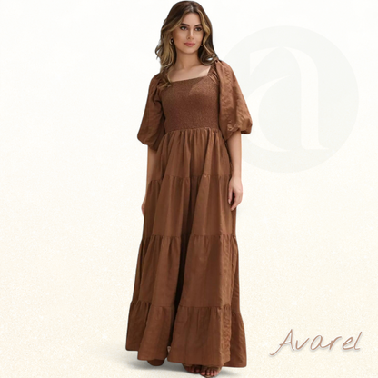 Elegantes braunes Kleid Forever Love mit dekorativen Nähten für ein beeindruckendes Design