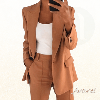 Chic und elegante Damenkostüm perfekt für jede Gelegenheit