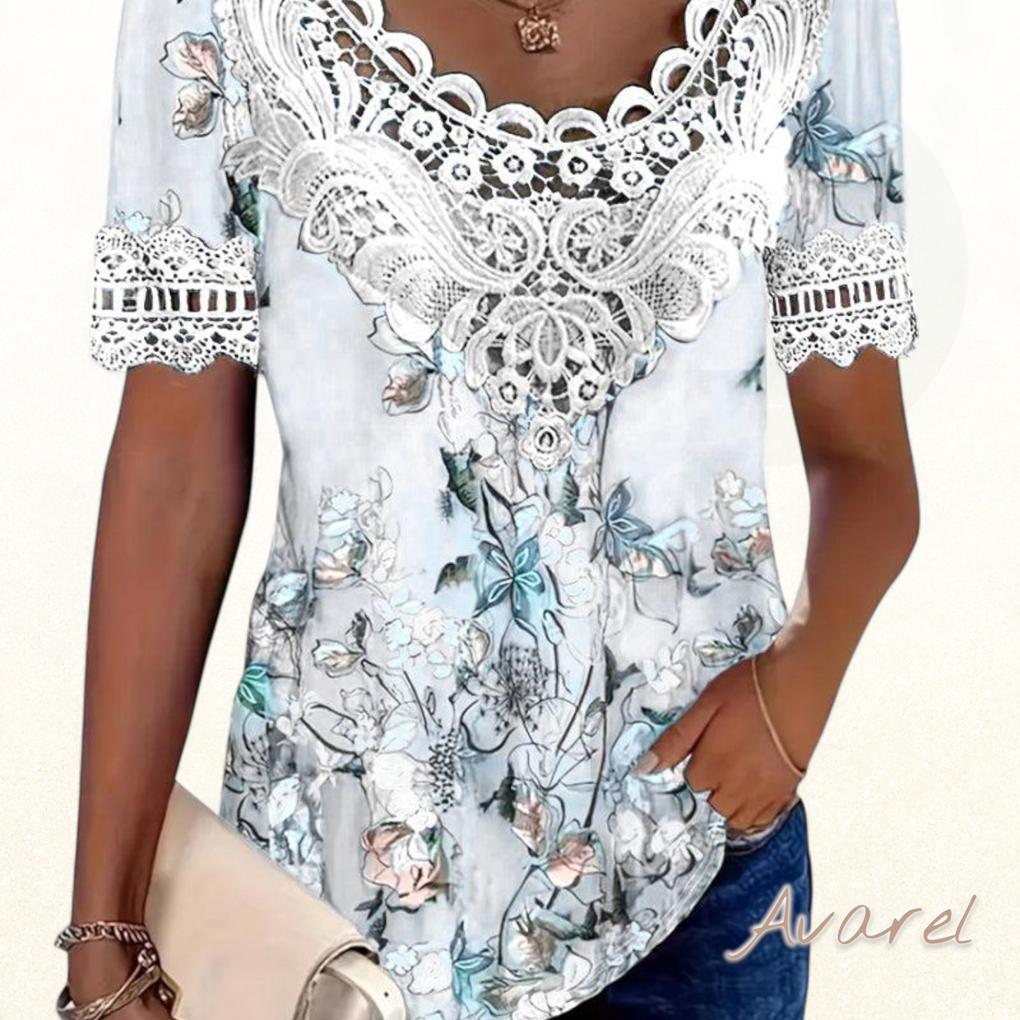 StylischChurzarm-Shirt mit Bluemenmuster für en moderne Look