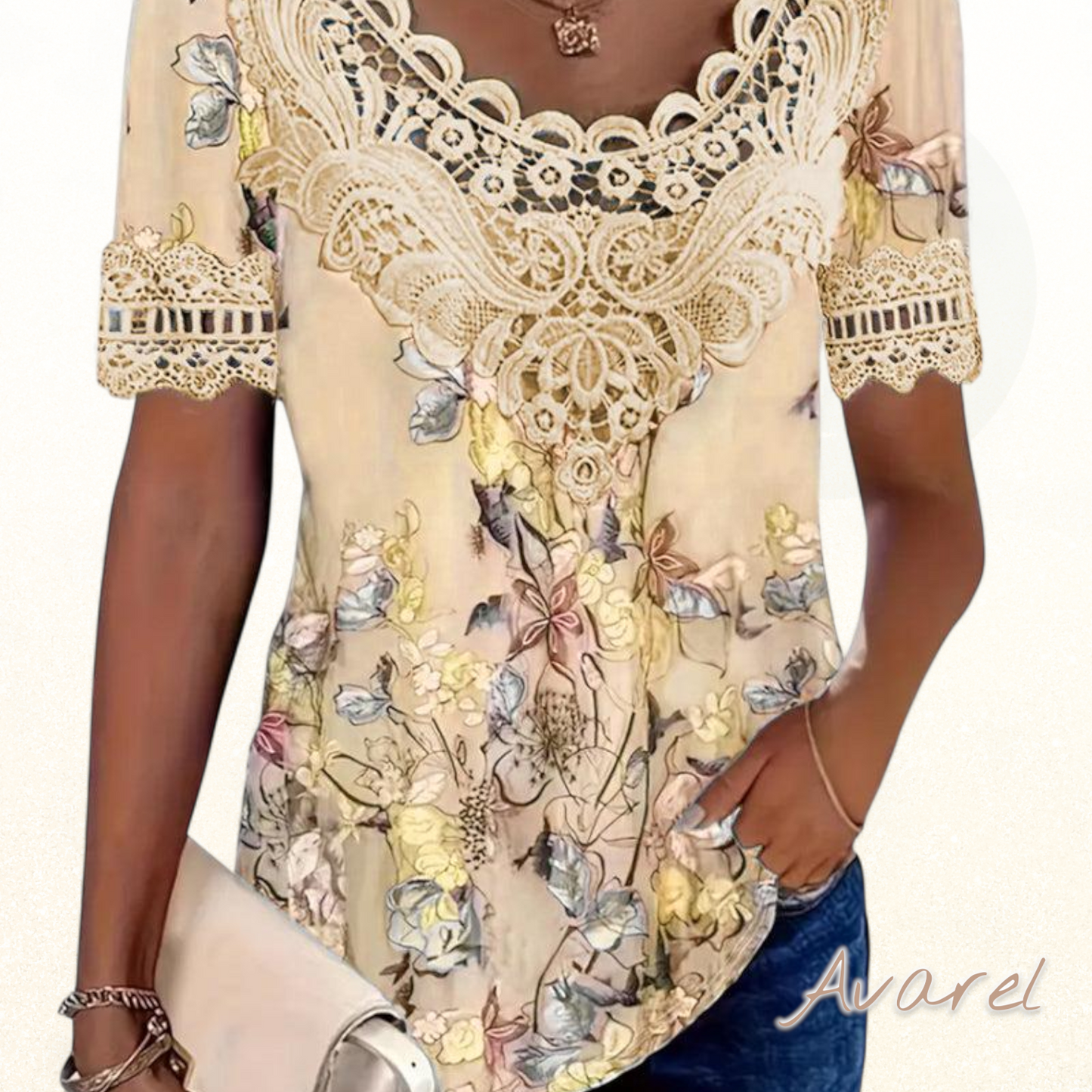 StylischChurzarm-Shirt mit Bluemenmuster für en moderne Look