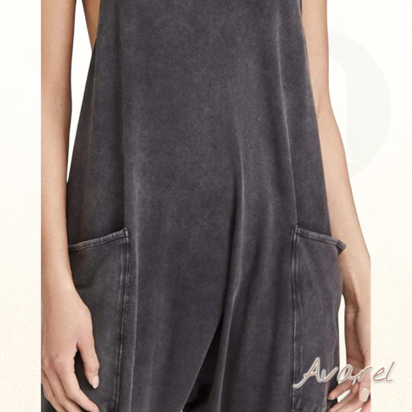 Eleganter einfarbiger Jumpsuit mit V-Ausschnitt und praktische Täsch