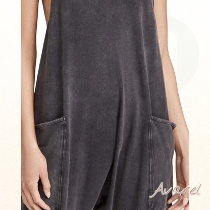 Eleganter einfarbiger Jumpsuit mit V-Ausschnitt und praktische Täsch