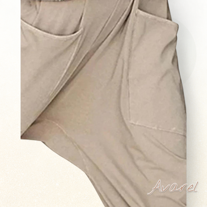 Eleganter einfarbiger Jumpsuit mit V-Ausschnitt und praktische Täsch