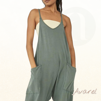 Eleganter einfarbiger Jumpsuit mit V-Ausschnitt und praktische Täsch