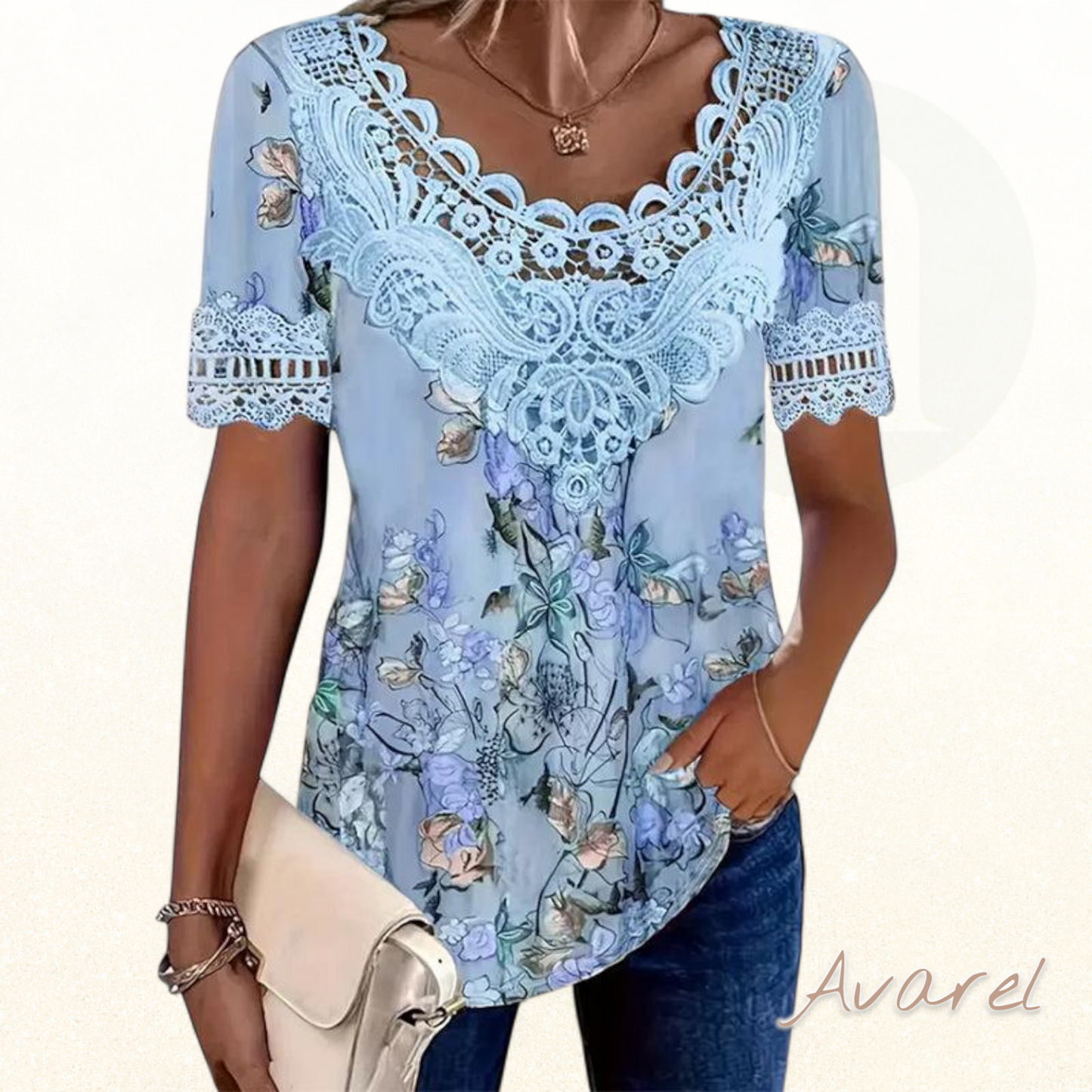 StylischChurzarm-Shirt mit Bluemenmuster für en moderne Look