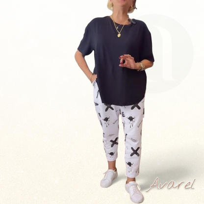 lässigi halbhöch Hosen mit stilvolle Druck für e trendige Look