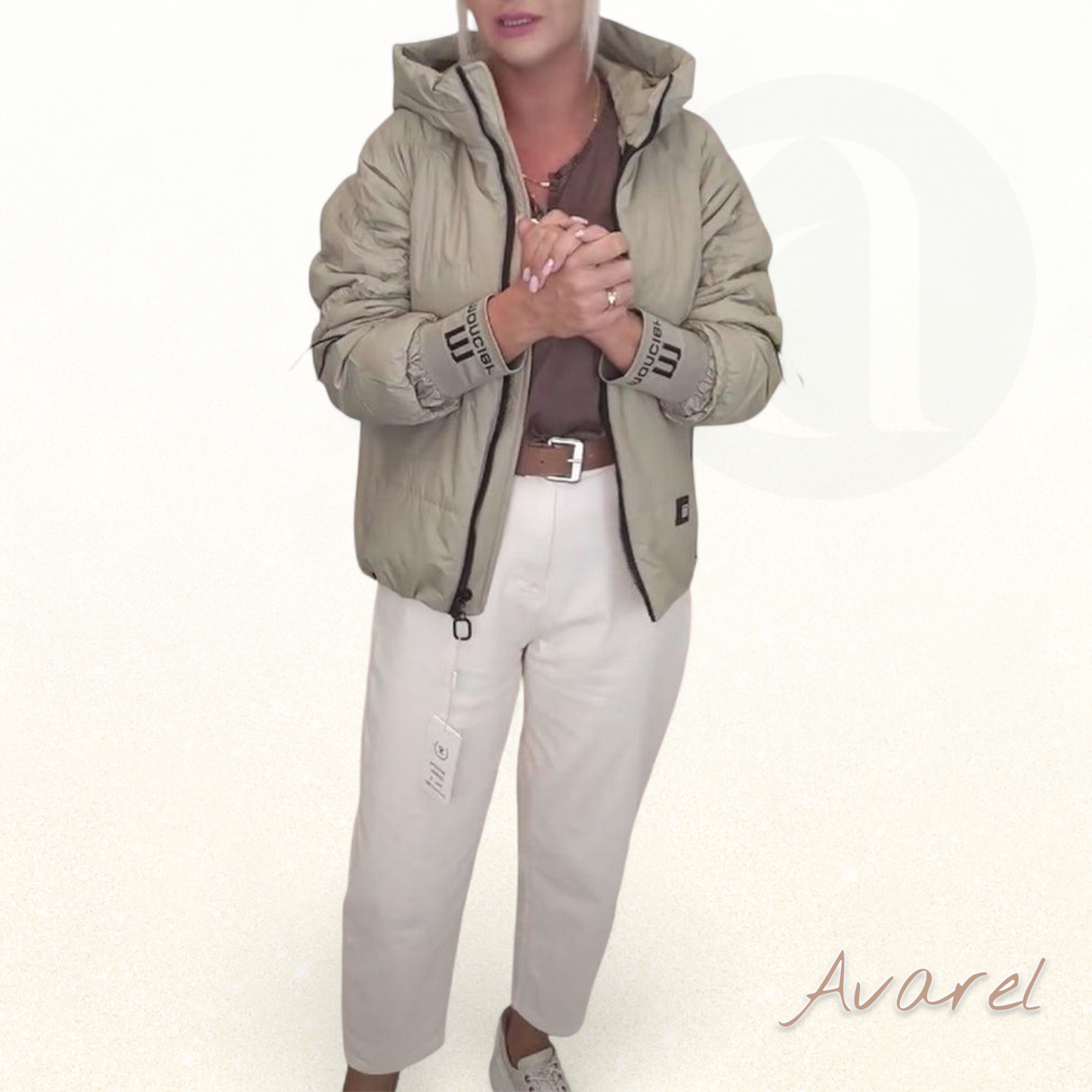 Stylisch kuuz gestaepte Kapuzenjacke für en moderne Look