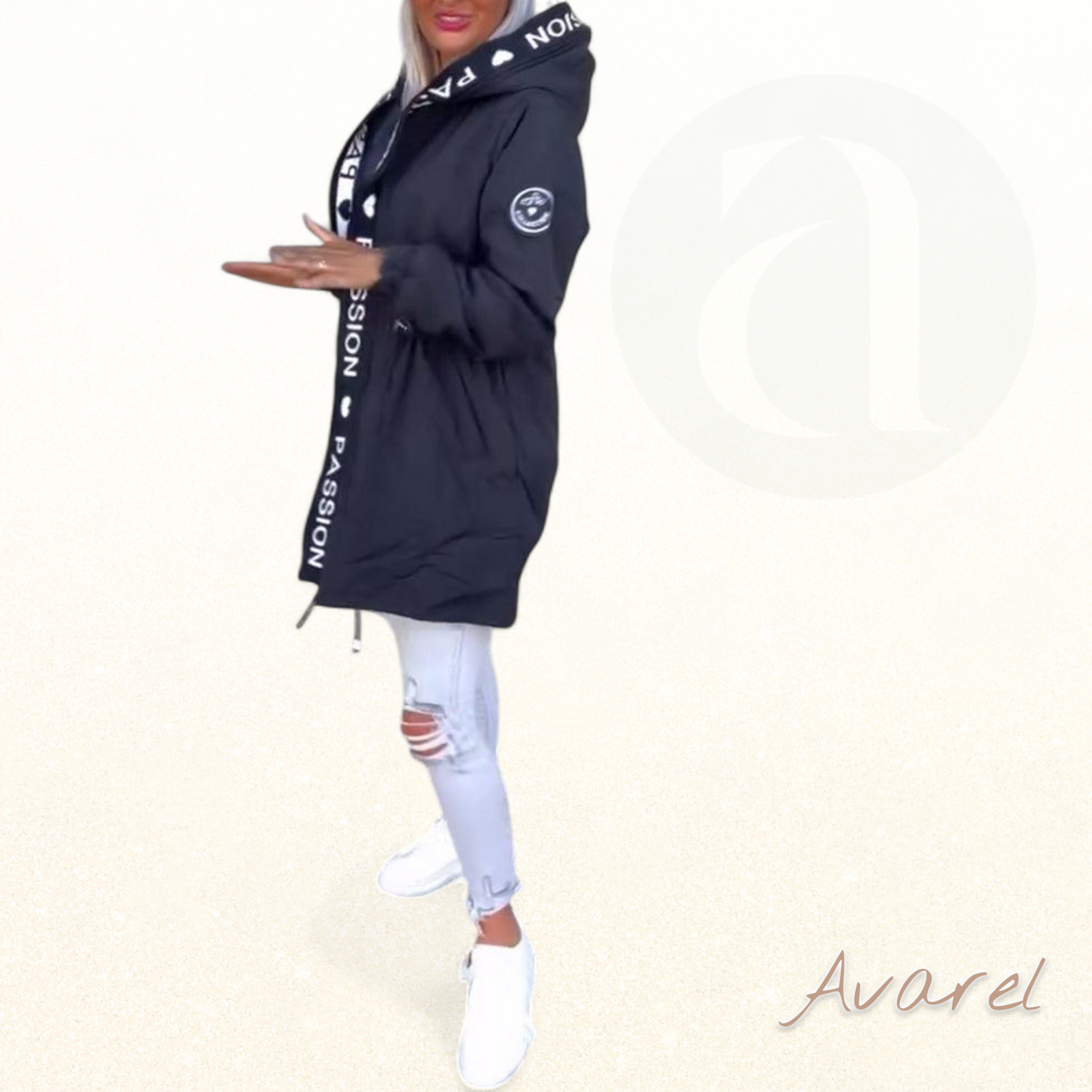 Schöner Kapuzenmantel mit Kordelzug im modischen Buchstabenmuster