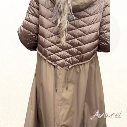 Warmligi, lang gesteppte Jacke mit bequeme Kapuze für maximale Komfort