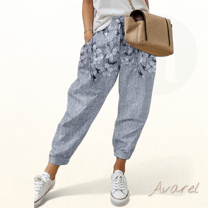 Modisch Damentjeans mit trendigem Täschingprint für en stylische Look