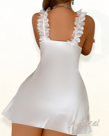 Elegants Blümchen-Trägernachtwäsch aus samtigem Satin för en luxuriöse Schlafkomfort