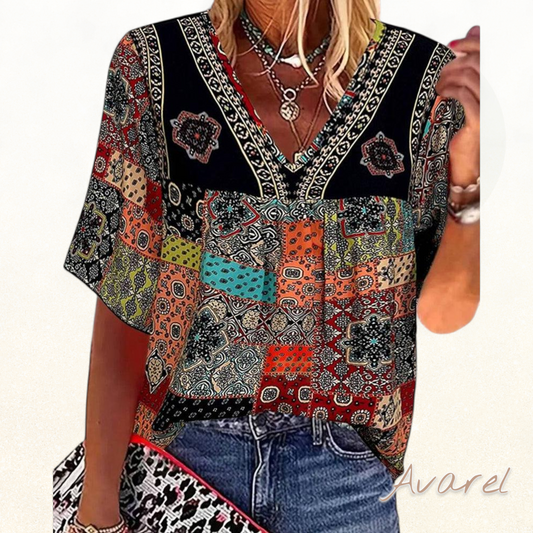 Stylisches plisierte T-Shirt mit Retro-Muster für e moderne Look