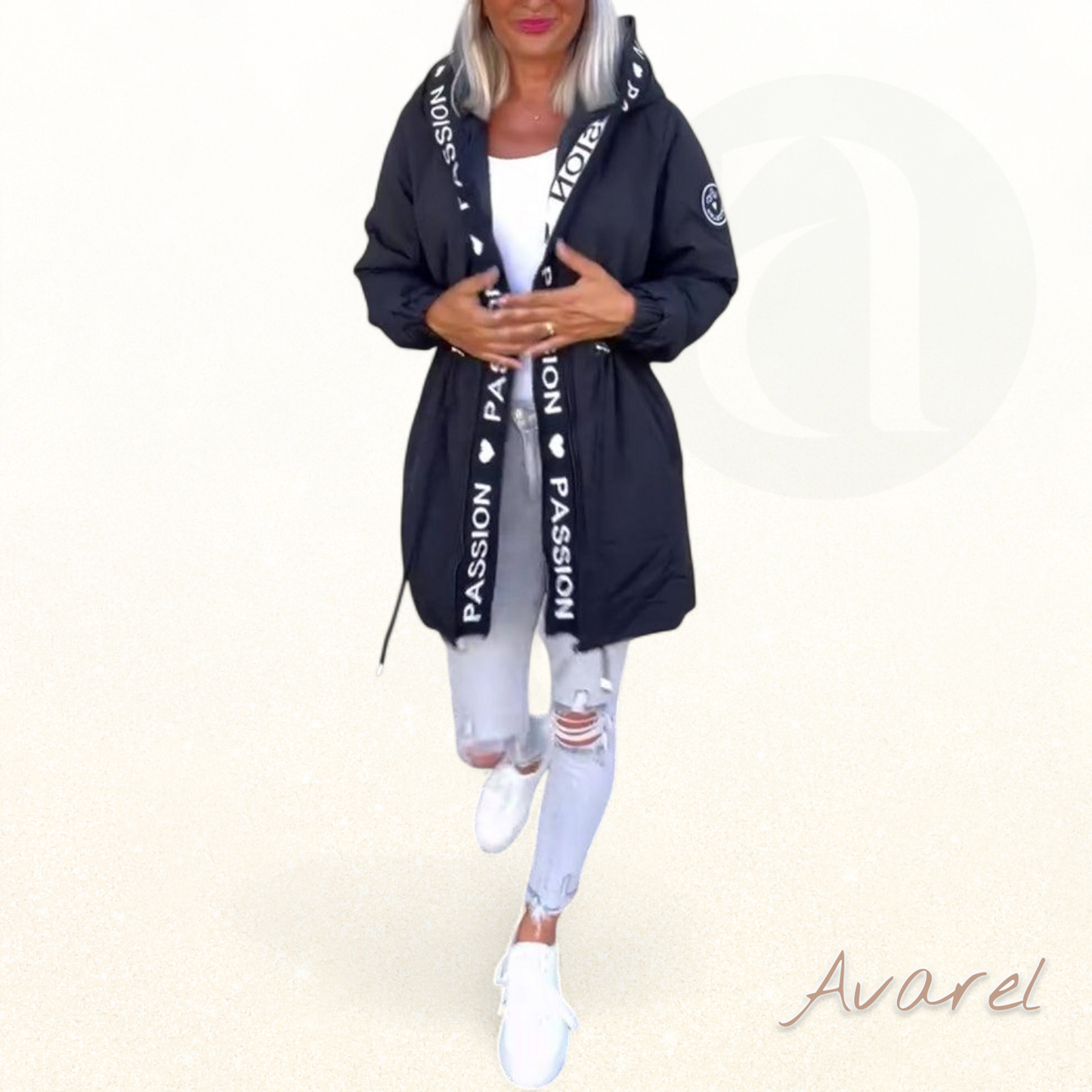 Schöner Kapuzenmantel mit Kordelzug im modischen Buchstabenmuster