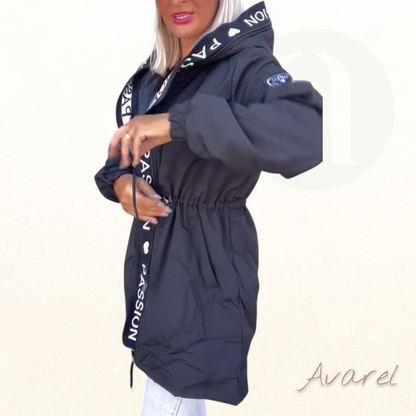 Schöner Kapuzenmantel mit Kordelzug im modischen Buchstabenmuster