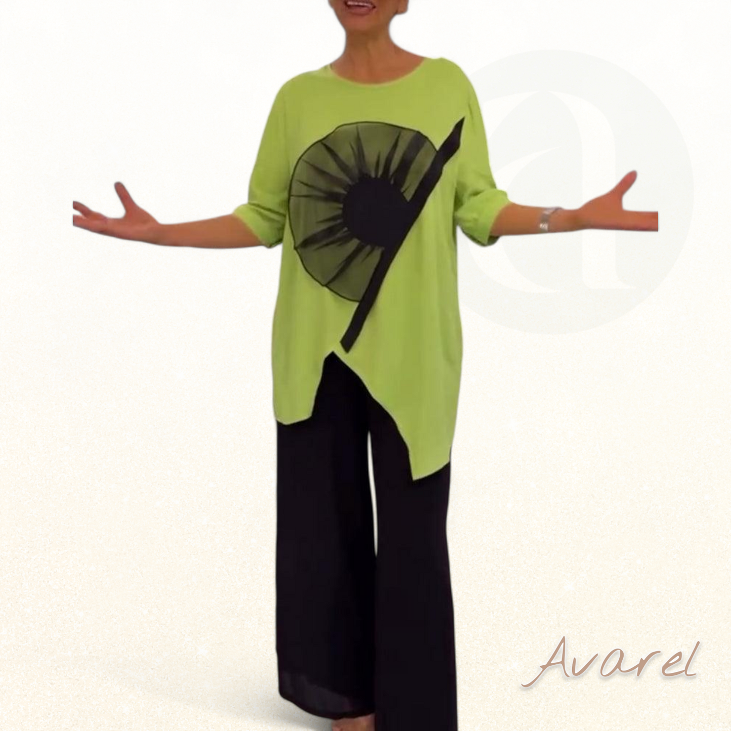 lässigs Churzarm-T-Shirt mit Bluememuster für en stilvolle Look