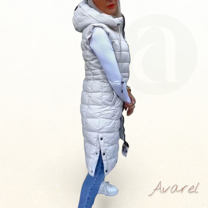 Stylisch ärmellosi Steppjacke mit Kapuze und praktischem Reissverschluss für e lässige Look