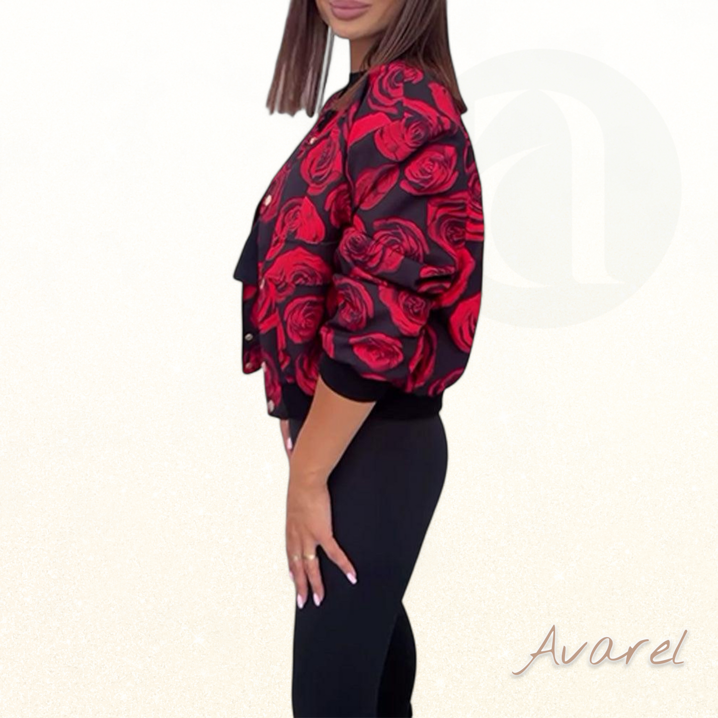 Stilvoll Knopf-Jacke mit bezauberndem Röslemuster für en trendy Look