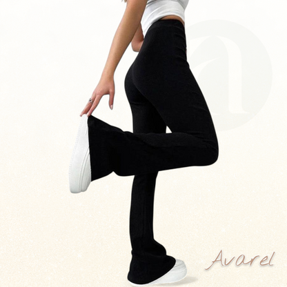 Stylisch eifarbige Slim-Fit-Hose mit modischem Micro-Flare für en eleganten Look